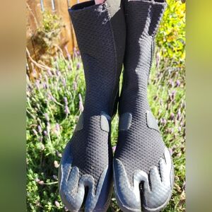 Black Athletic Split-Toe Shoes